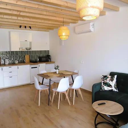 New Homes For 8 People, Casa vacanze *